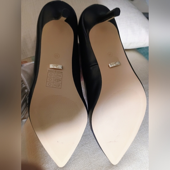 Black high heels - Picture 5 of 9